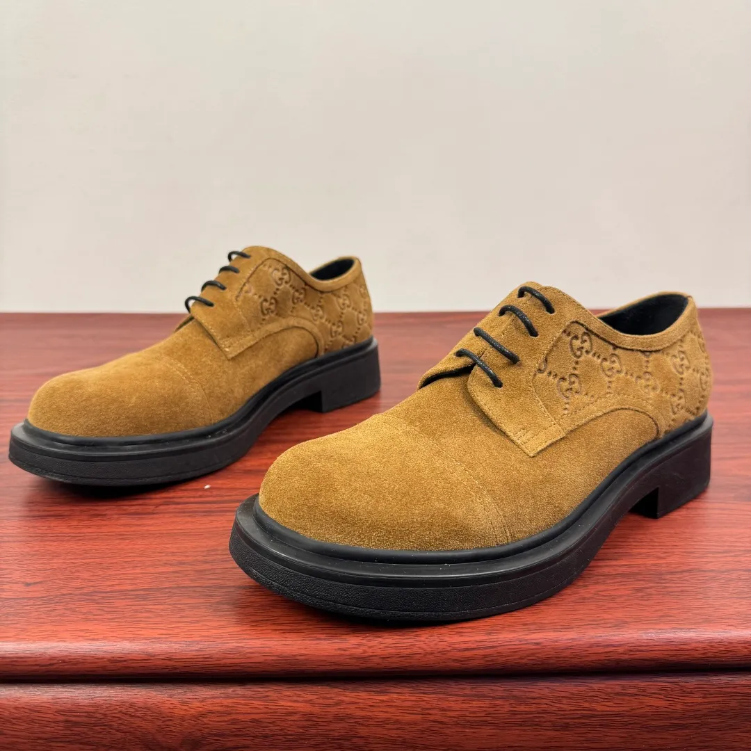 Batch 800 Gucci/Gucci new men's lace-up shoes with GG details, suede leather derby shoes! Rooted in the brand's heritage, these men's lace-up shoes are crafted from suede calfskin and embellished with GG-print embossed suede details in homage to Gucci's iconic monogram. The rubber sole decorated with GG pattern adds a touch of modern fashion to this design. Typical three-joint style design. European and American classic version, full calfskin lining. The overall upper texture is soft and the lining is comfortable and breathable. 2CM thickened soft rubber sole, easy to control. Versatile and stylish upper foot, multiple colors available to meet different matching needs, complete package! Size: 39-40-41-42-43-44 leather shoe size (38.45 can be customized) Item number: 7826Z suede brown